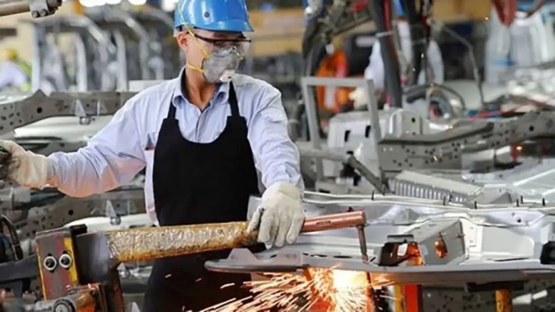 La industria dejará medio millón de trabajadores sin empleo y cerrará hasta 40.000 empresas en 2026