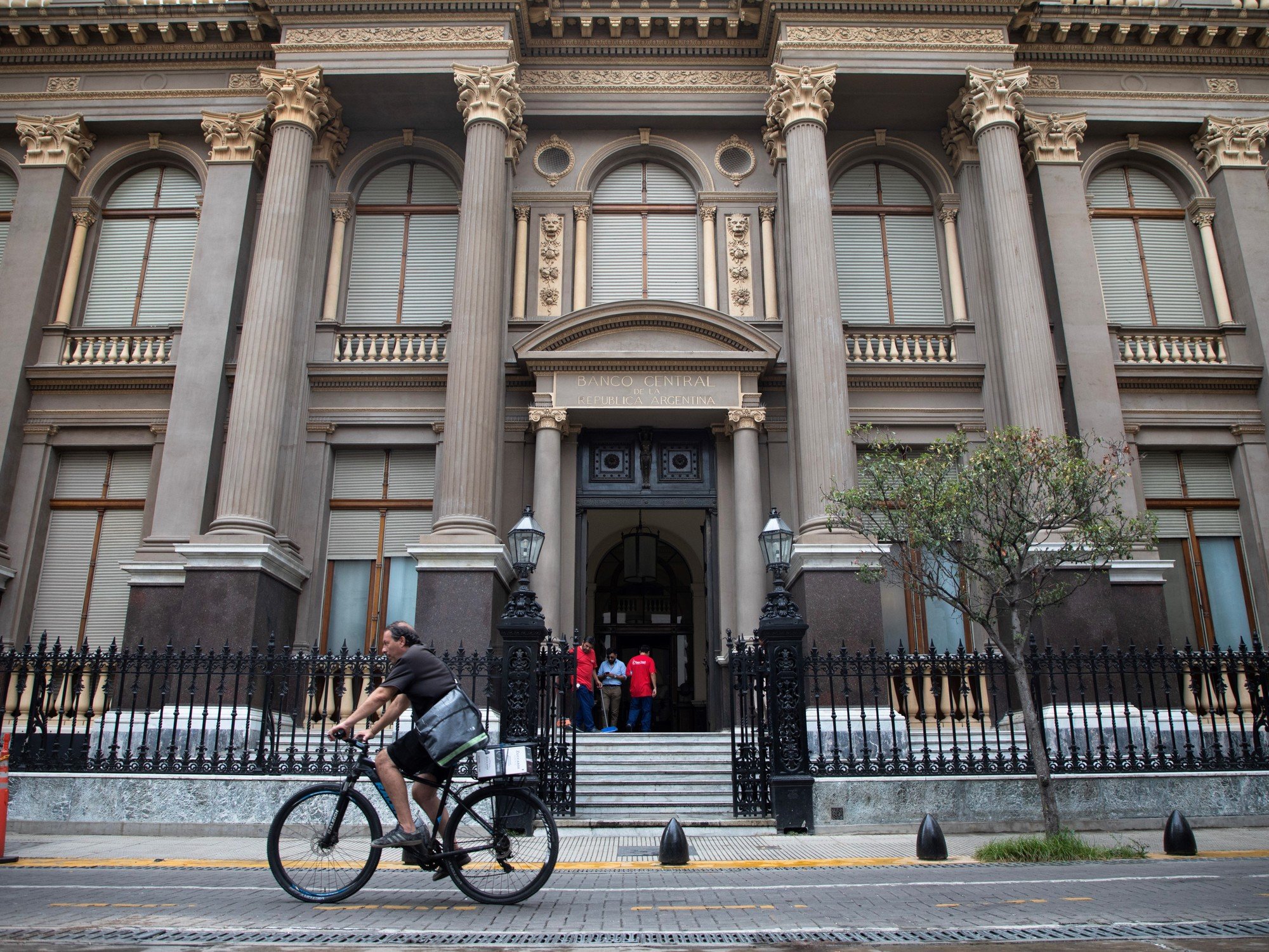 Cerca de 1,4 millón de argentinos compraron dólares en mayo por más de US$ 2.200 millones