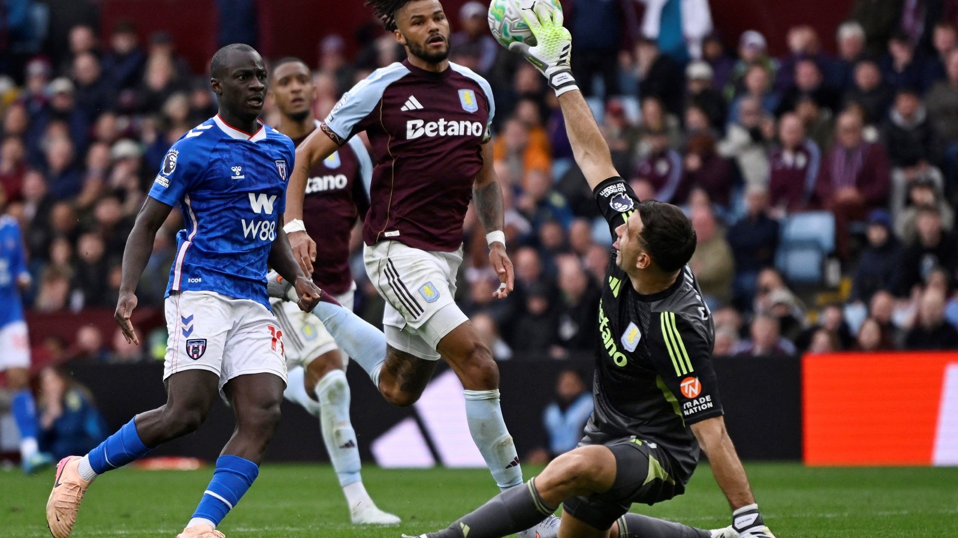 Dibu Martínez y la locura de la Premier: sufrió dos goles en 60 segundos, hizo una atajada magistral y el Aston Villa lo ganó a los 93 minutos