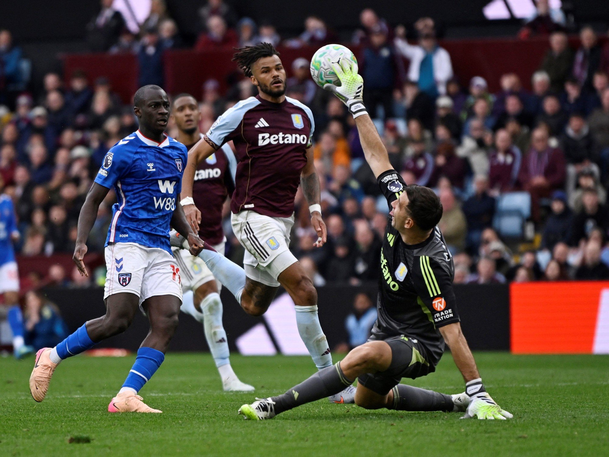 Dibu Martínez y la locura de la Premier: sufrió dos goles en 60 segundos, hizo una atajada magistral y el Aston Villa lo ganó a los 93 minutos