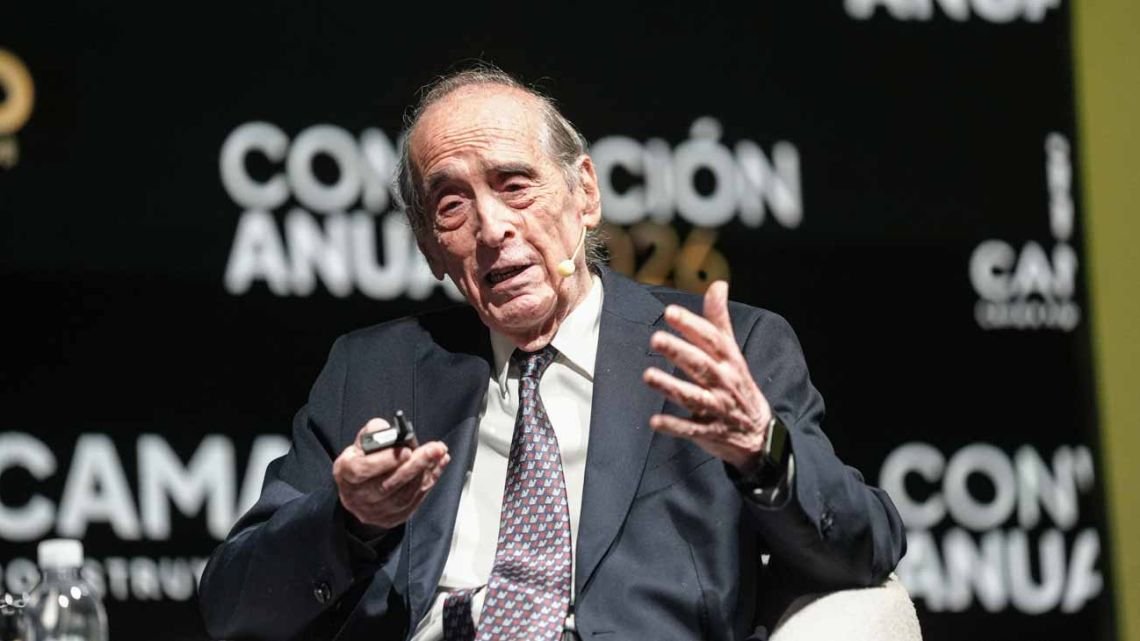 Ricardo Arriazu advirtió que "el tipo de cambio se está apreciando" y "Argentina será cara"