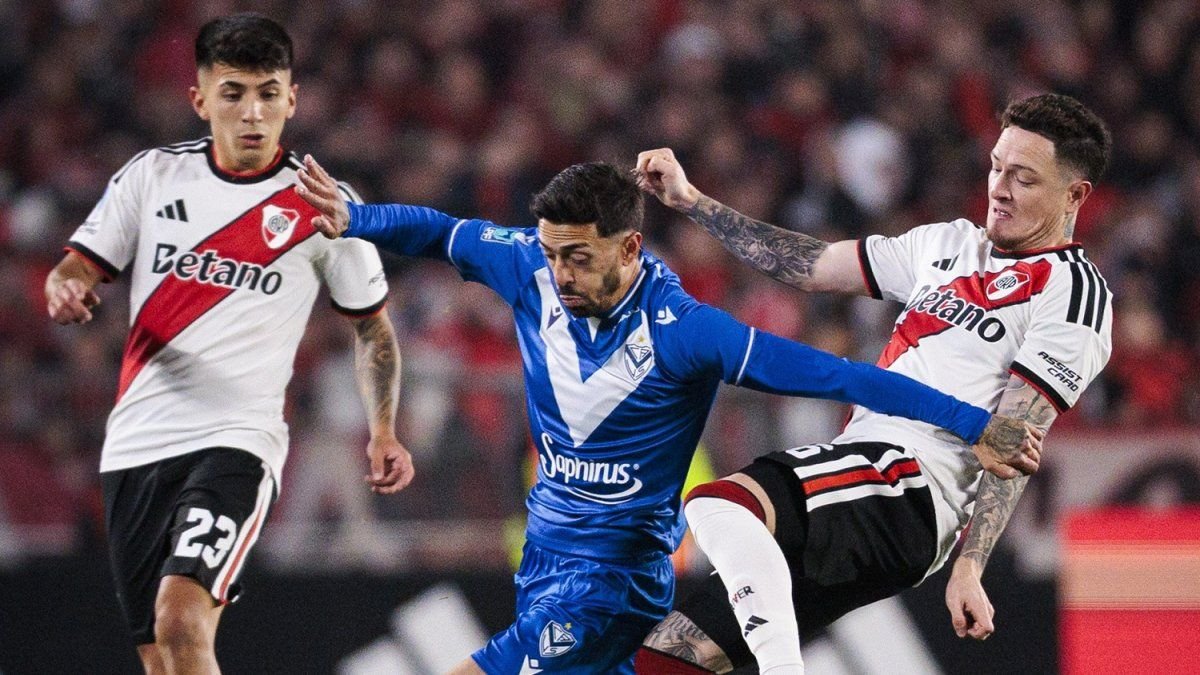 River no pudo mantener la ventaja e igualó ante Vélez en el Monumental