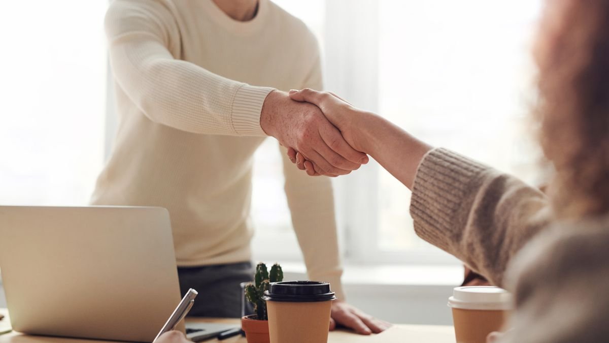 La inteligencia artificial ya realiza 10.000 entrevistas laborales por hora y la ley argentina aún no reaccionó