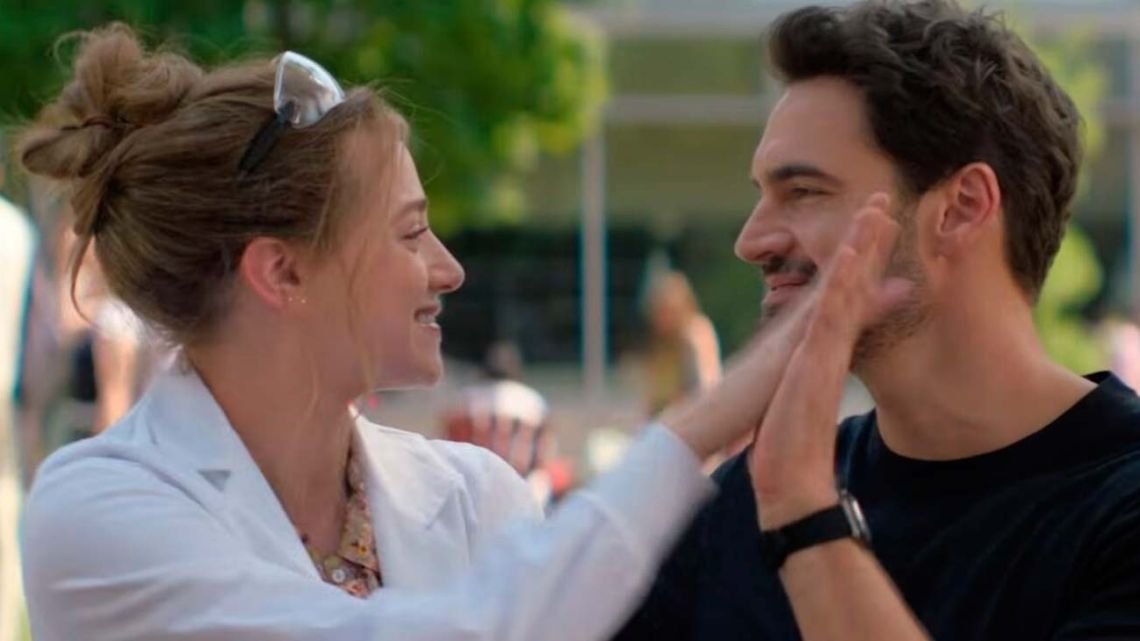 Prime Video presentó el tráiler de The Love Hypothesis con Lili Reinhart y Tom Bateman