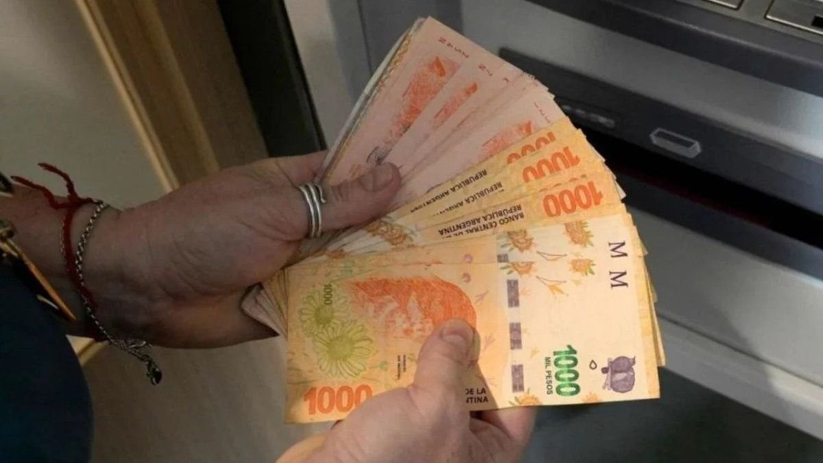 El salario pretendido por los argentinos promedió los $1.805.897 en mayo y volvió a perder contra la inflación