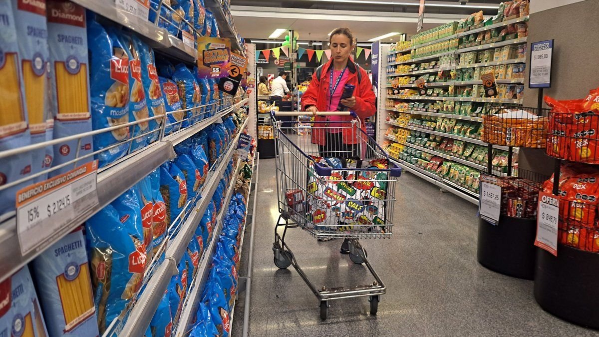 La canasta básica registró en abril su menor suba en siete meses: una familia necesitó $1.469.767,89 para no ser pobre