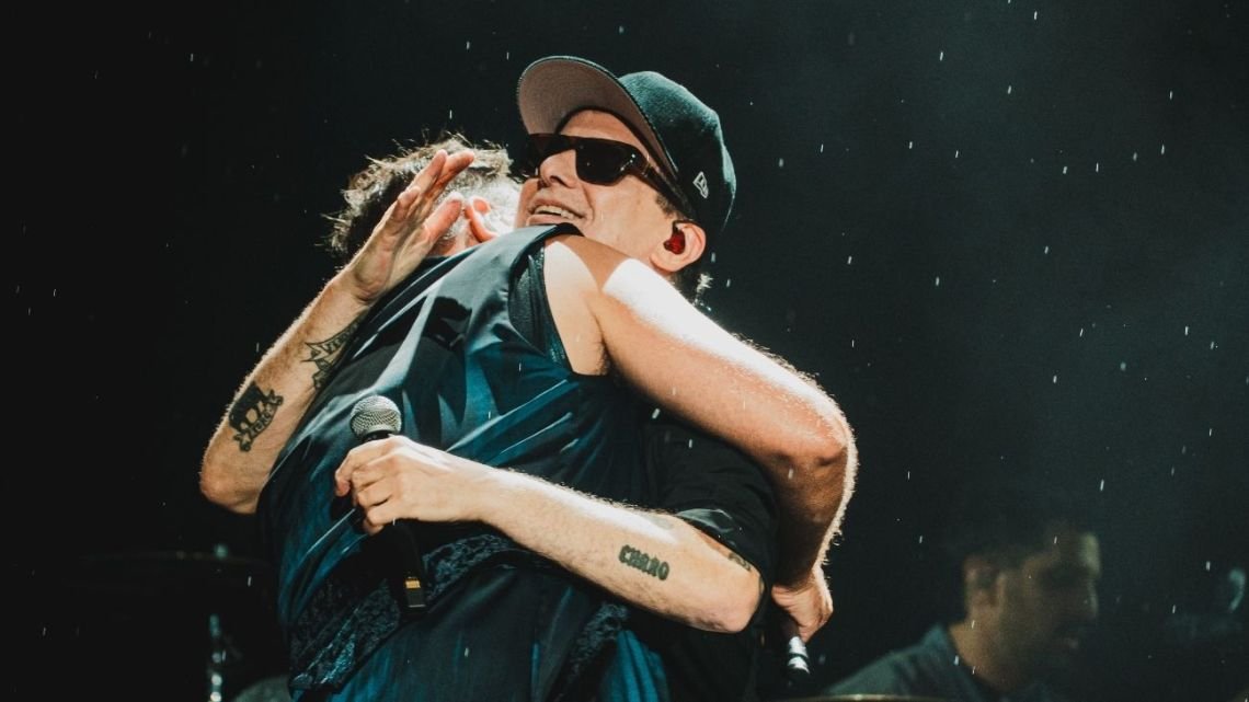 Bautismo de lluvia, mística y redención: "El regreso" de Tan Biónica a los estadios y un abrazo eterno con Calamaro que selló la noche