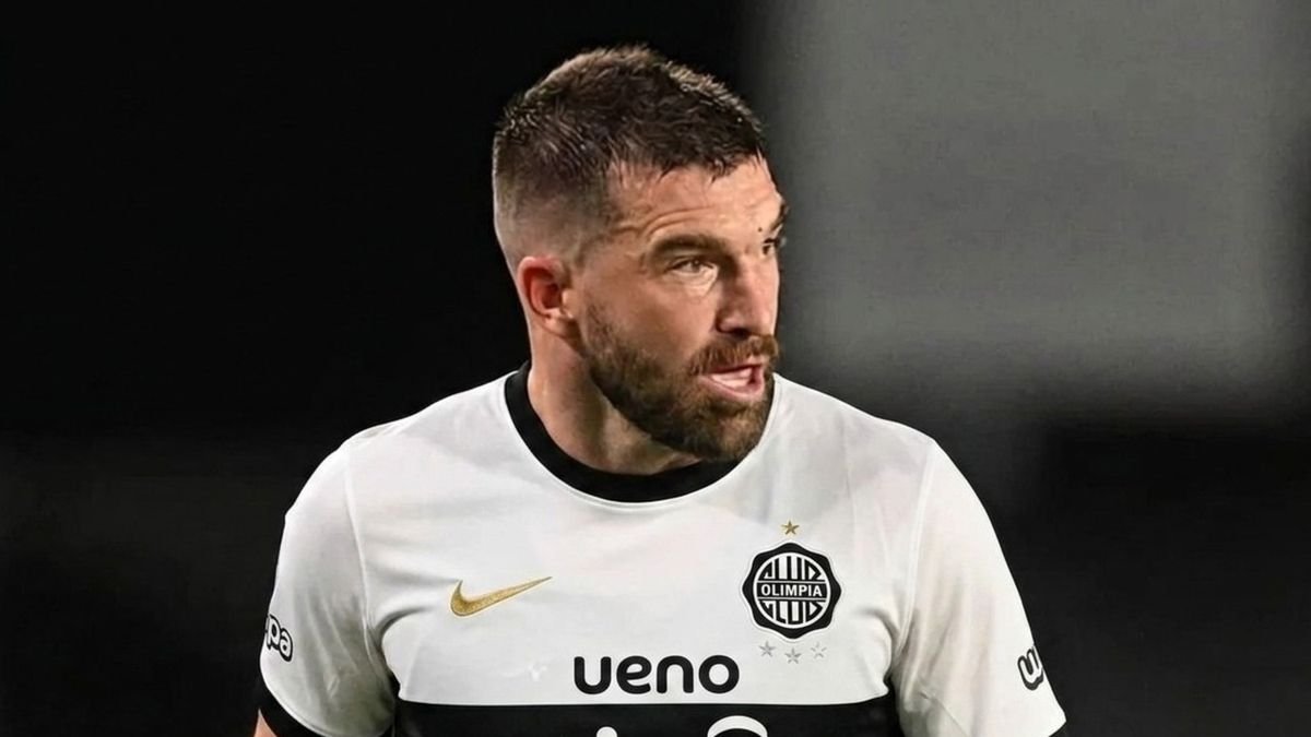 El golazo de Tim Payne en su debut con Olimpia de Paraguay