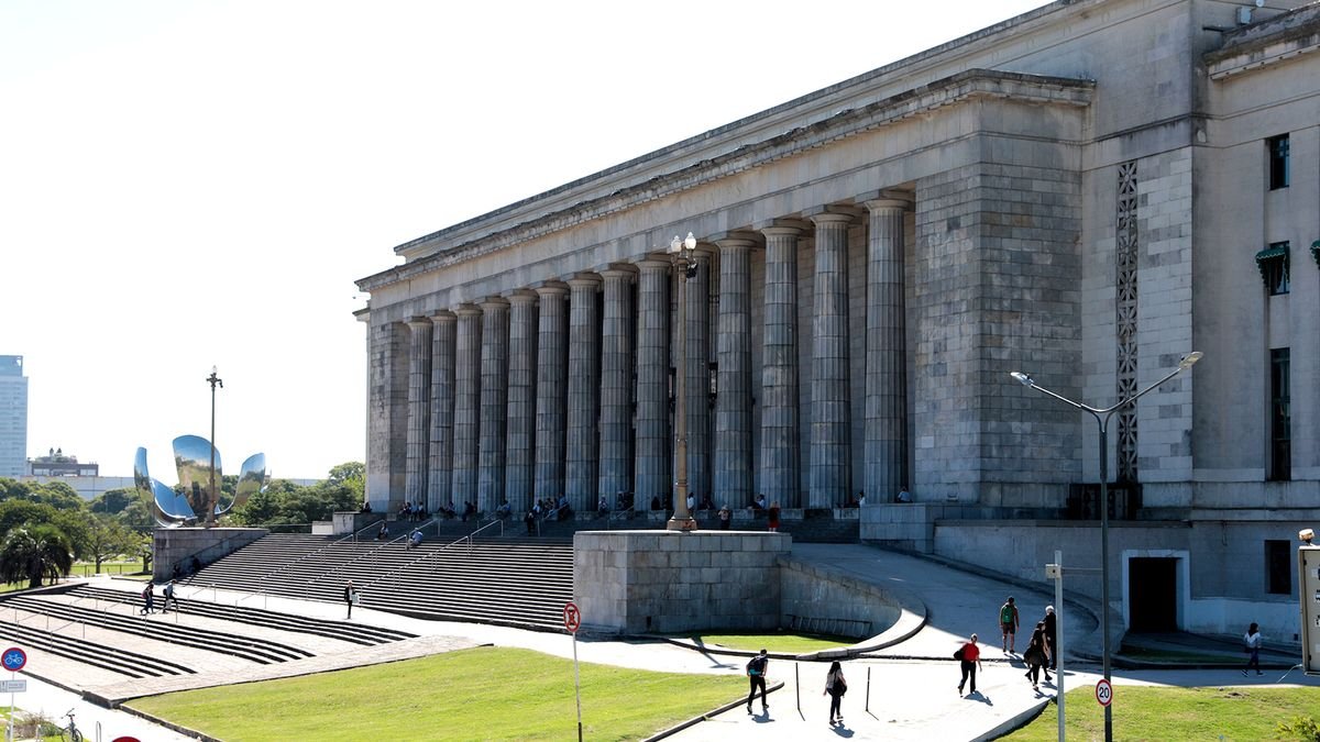 El Gobierno ratificó que las universidades pueden cobrarles a los extranjeros sin residencia permanente