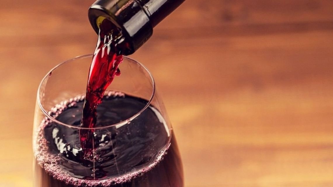 ¿Se le agregan ingredientes al vino?: qué dice la ley y cómo se generan sus aromas