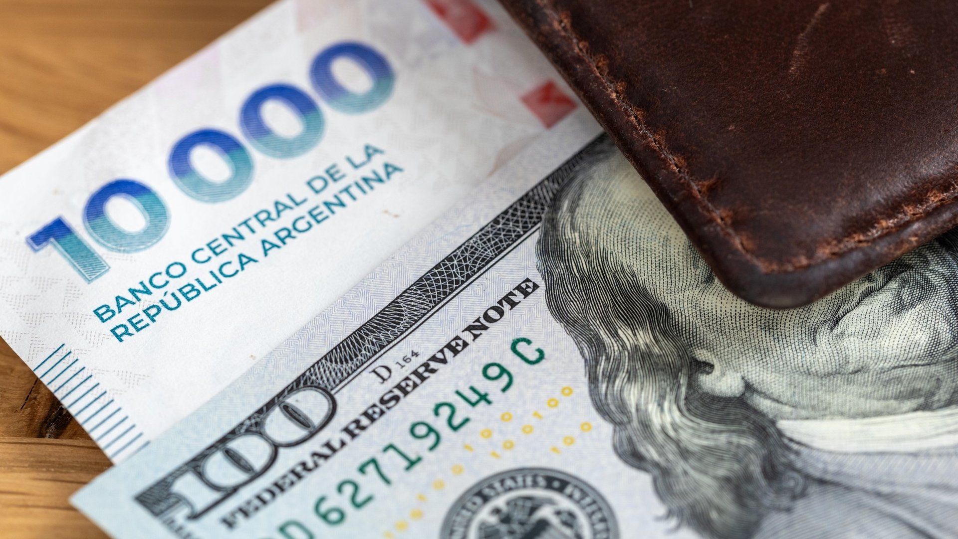 El dólar empezó junio en alza y los inversores se preguntan hasta cuándo sigue el carry trade