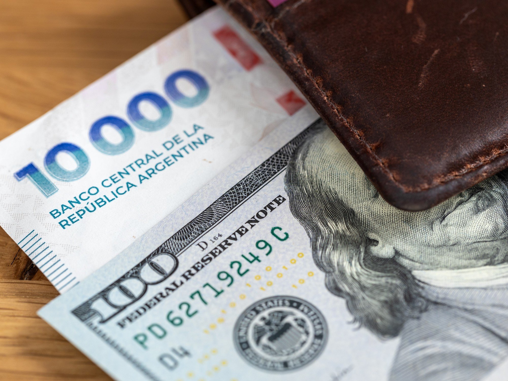 El dólar empezó junio en alza y los inversores se preguntan hasta cuándo sigue el carry trade