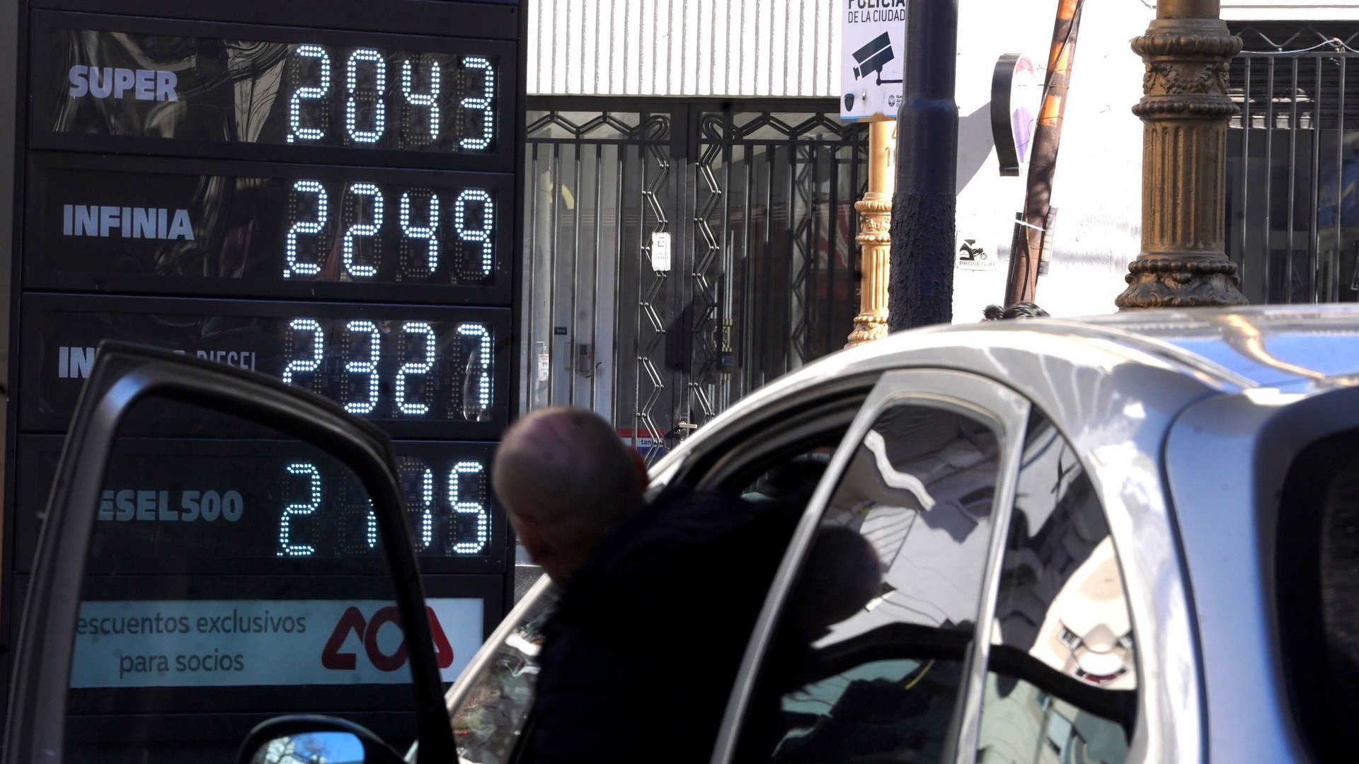 Precios de la nafta: YPF analiza adelantar un cambio en los valores en sus surtidores por la baja del petróleo