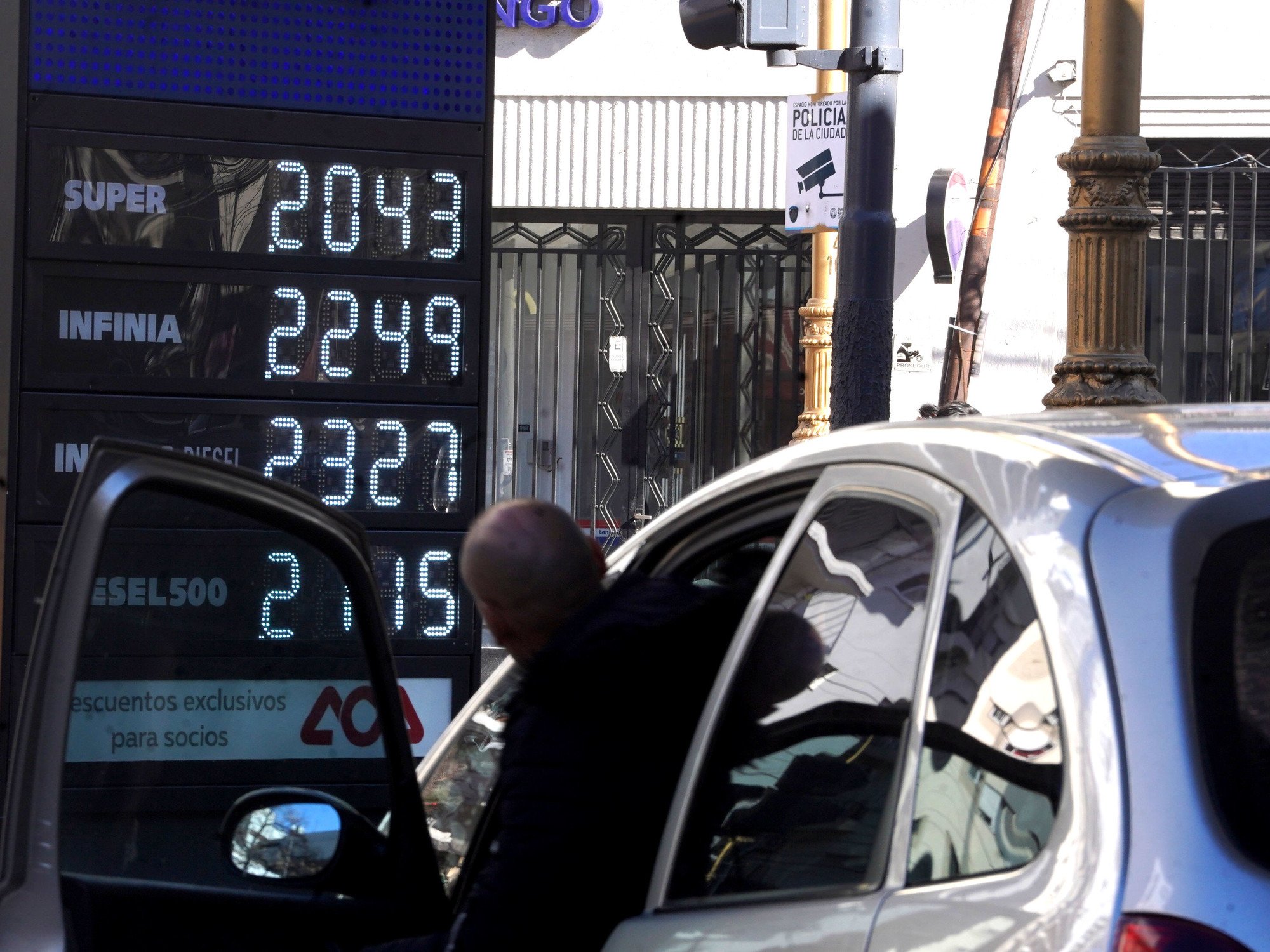 Precios de la nafta: YPF analiza adelantar un cambio en los valores en sus surtidores por la baja del petróleo